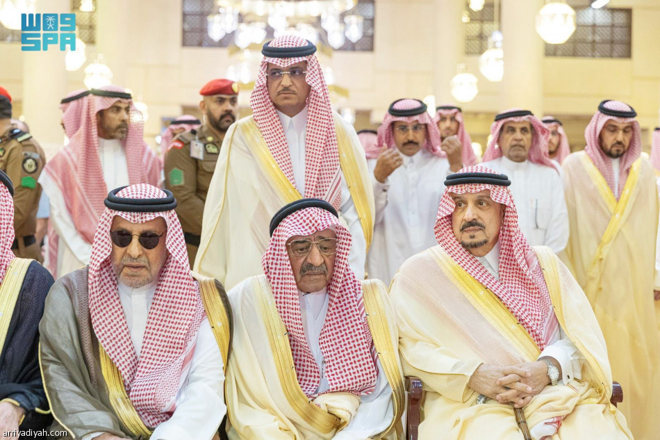 أمير الرياض يؤدي صلاة الميت على بدر بن عبد المحسن