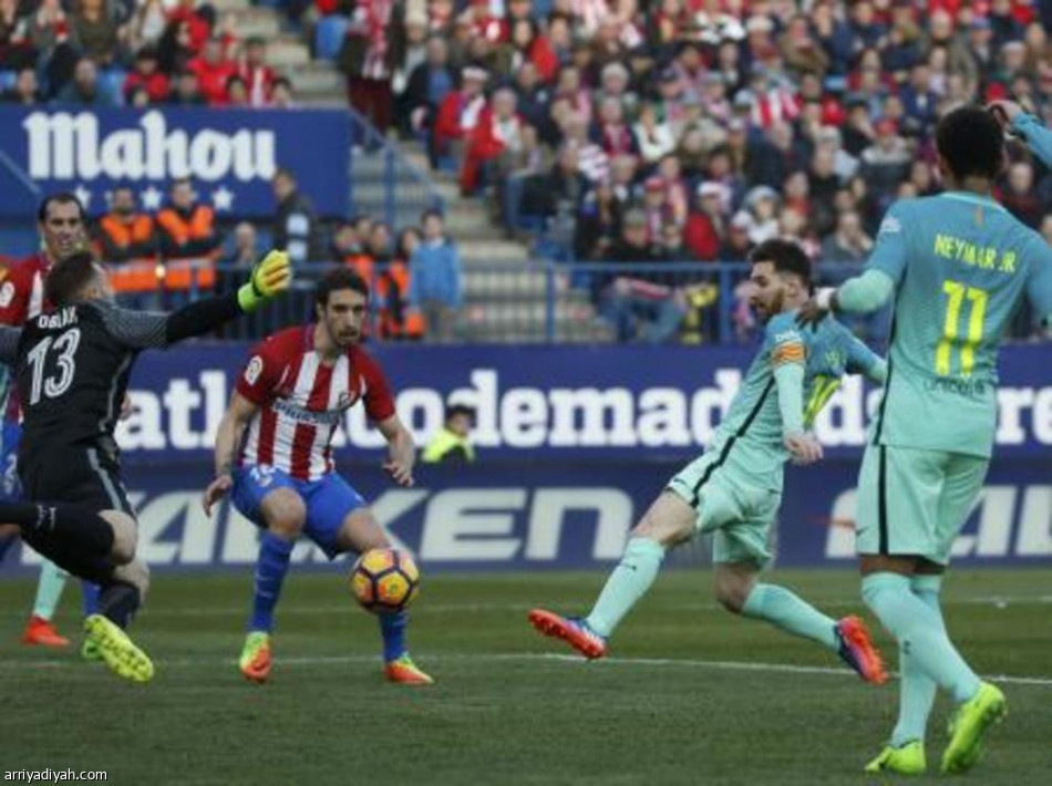 ميسي يقود برشلونة للفوز على أتليتيكو وتصدر الدوري الإسباني