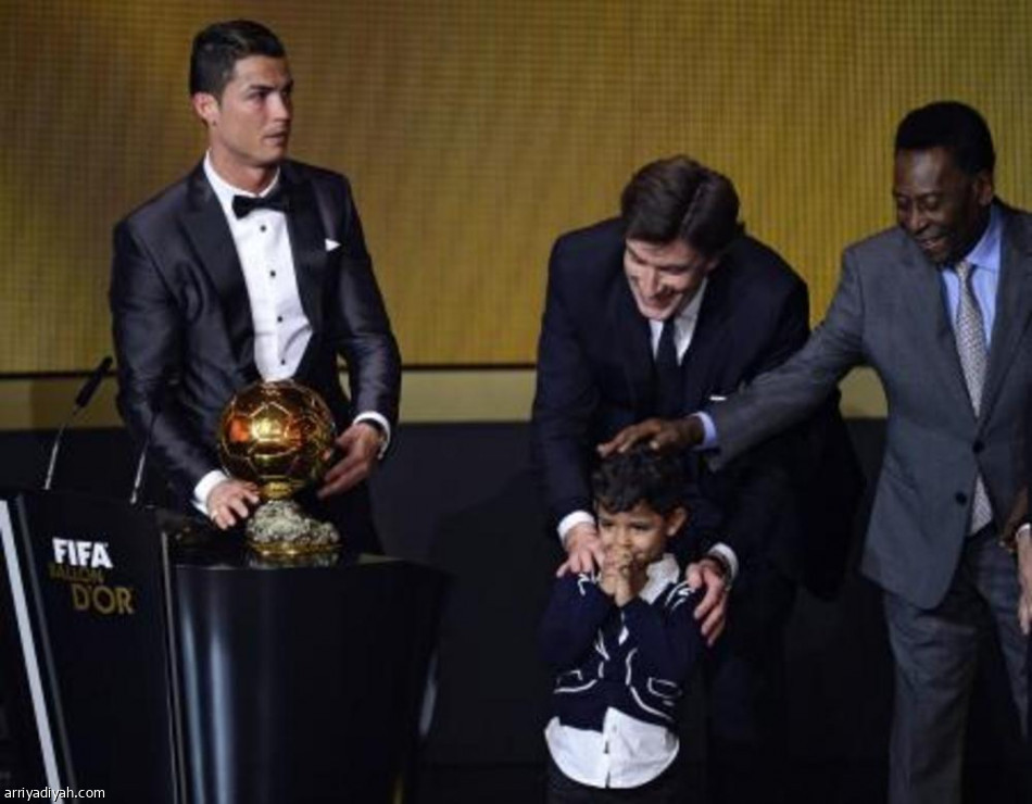 كسر احتكار ميسي : البرتغالي رونالدو يفوز بجائزة الكرة الذهبية لأفضل لاعب في العالم