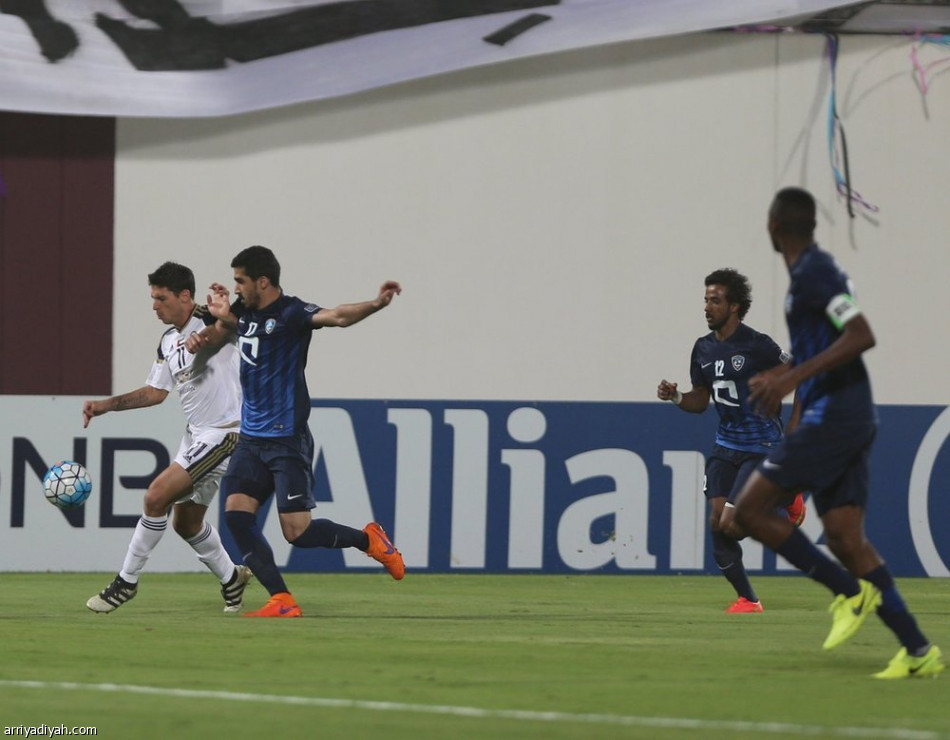الهلال بعشرة لاعبين يرفض الخسارة أمام الوحدة الإماراتي
