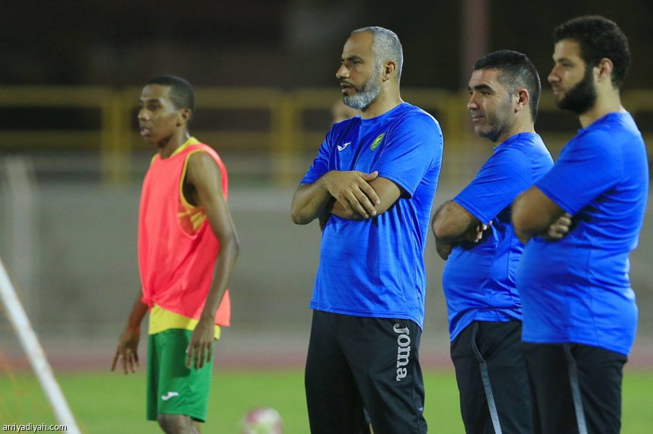 الباشا يصارح لاعبي الخليج ويطالبهم بنسيان الأخطاء التحكيمية