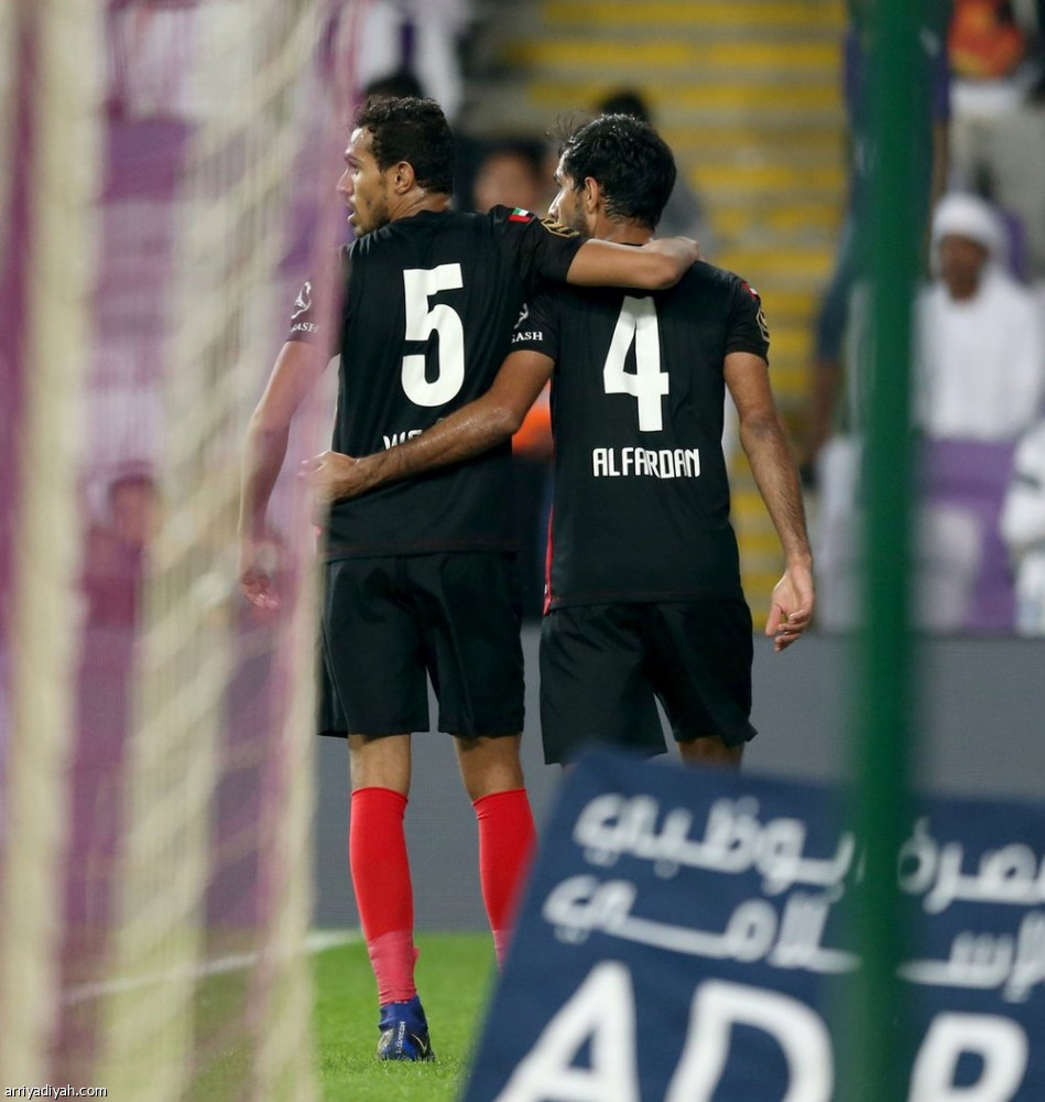 الأهلي بعشرة لاعبين يقتنص التعادل مع العين في الدوري الإماراتي