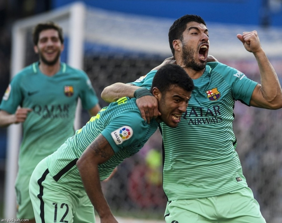 ميسي يقود برشلونة للفوز على أتليتيكو وتصدر الدوري الإسباني