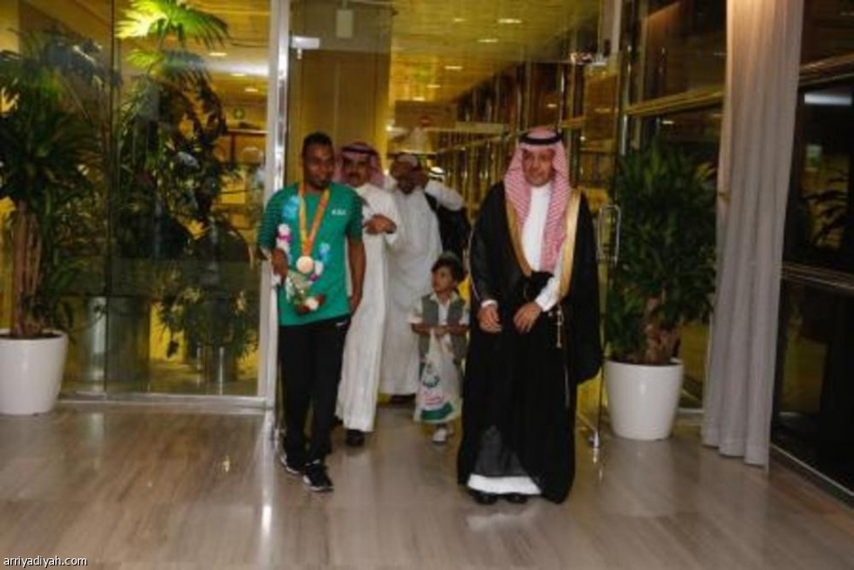 إستقبال أبطال للنخلي في مطار الرياض