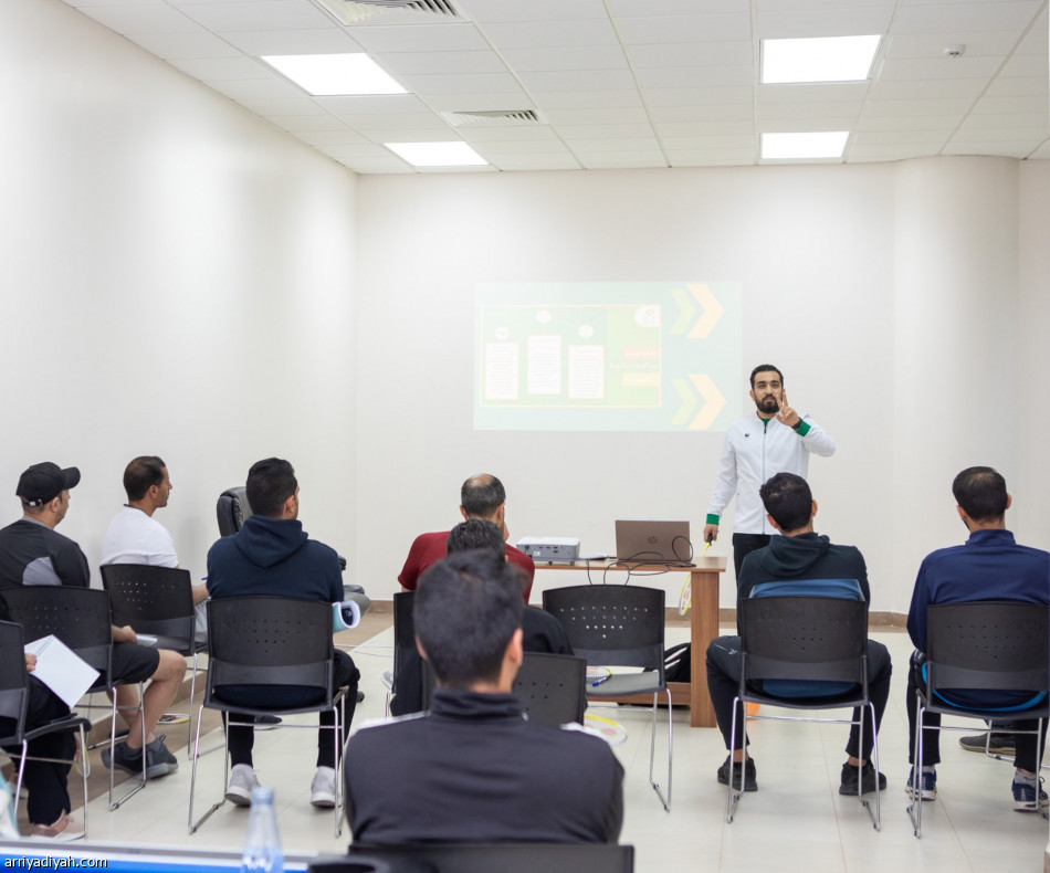 20 مدربا في دورة الريشة الطائرة