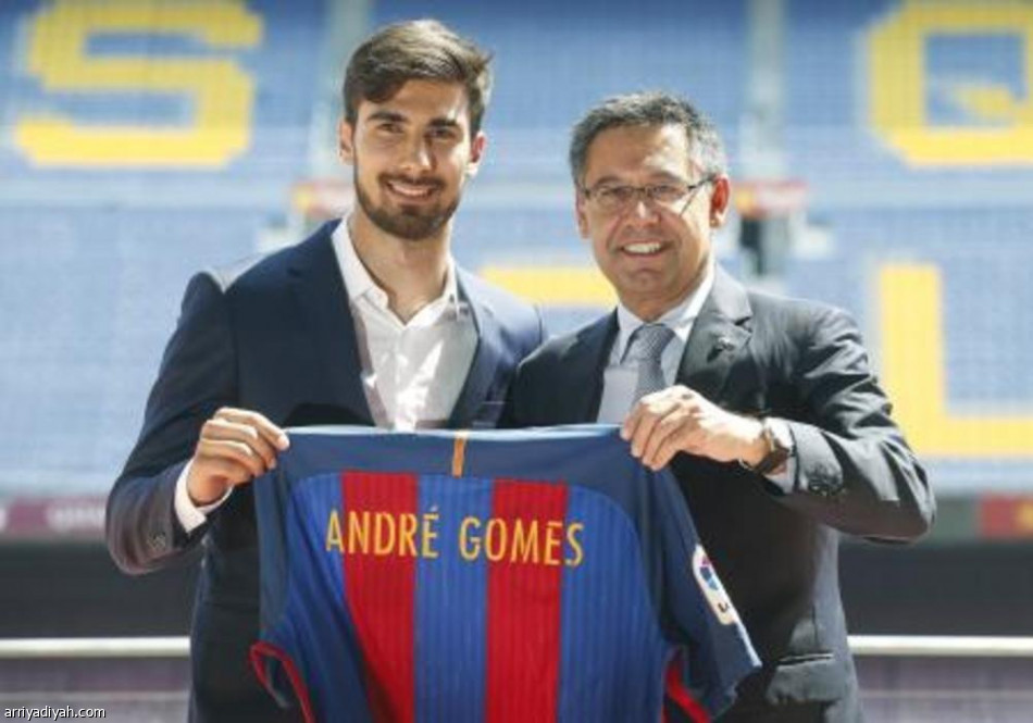 برشلونة يقدم لاعب وسطه البرتغالي الشاب اندريه غوميش