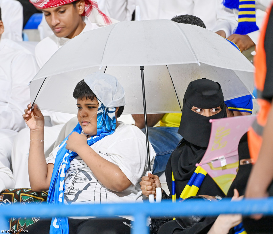 تحت الأمطار.. السجادات والمظلات تقي النصراويين في نجران