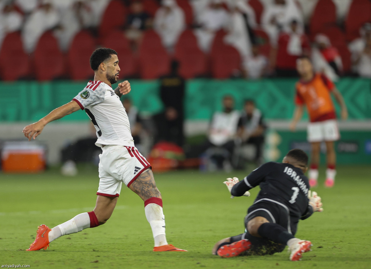 الأبيض يعبر