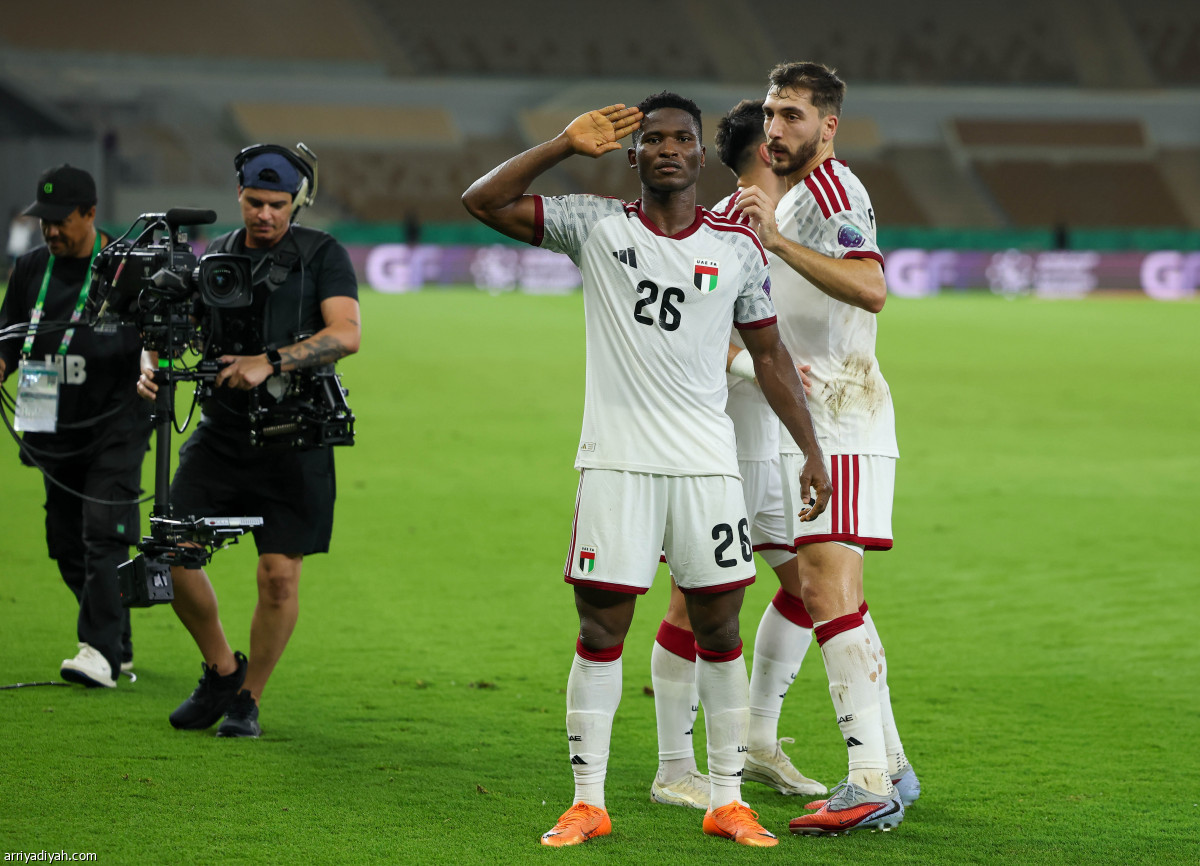 الأبيض يعبر