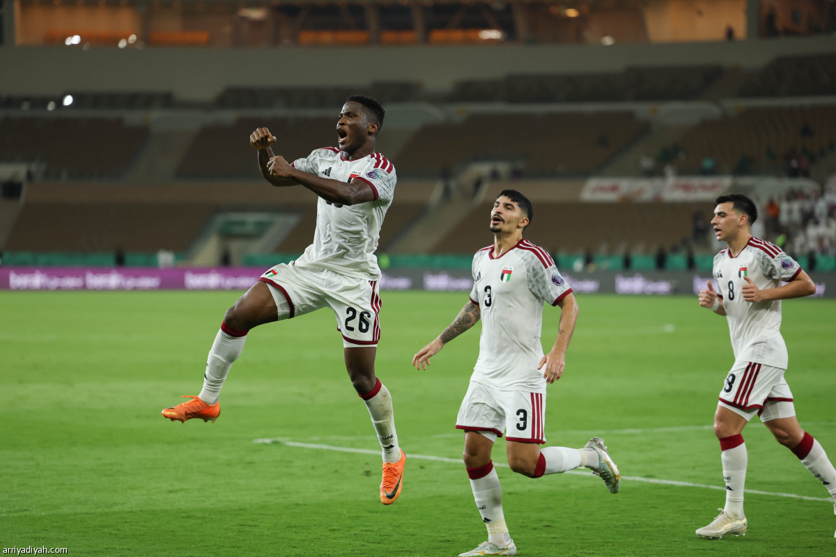الأبيض يعبر